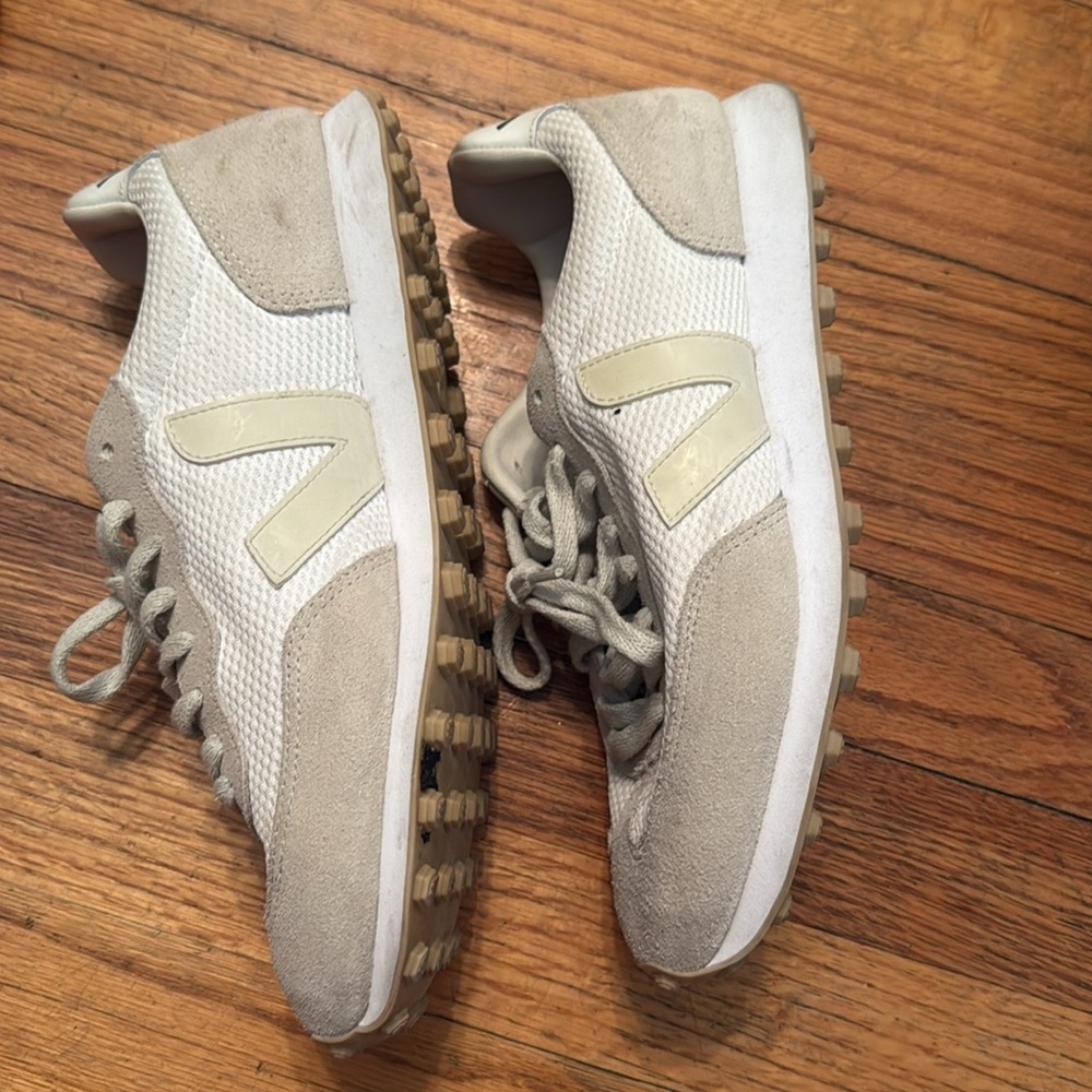 Women’s Veja Rio Branco White and Tan Sneakers - Picture 4 of 4